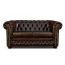 Ta wyjątkowo elegancka i stylowa sofa w stylu Chesterfield jest symbolem klasy i wyrafinowania na całym świecie