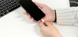 5 najczęstszych błędów przy ładowaniu telefonu, które skracają żywotność baterii
