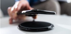 Ładowarka indukcyjna vs USB-C - co wybrać w 2026?