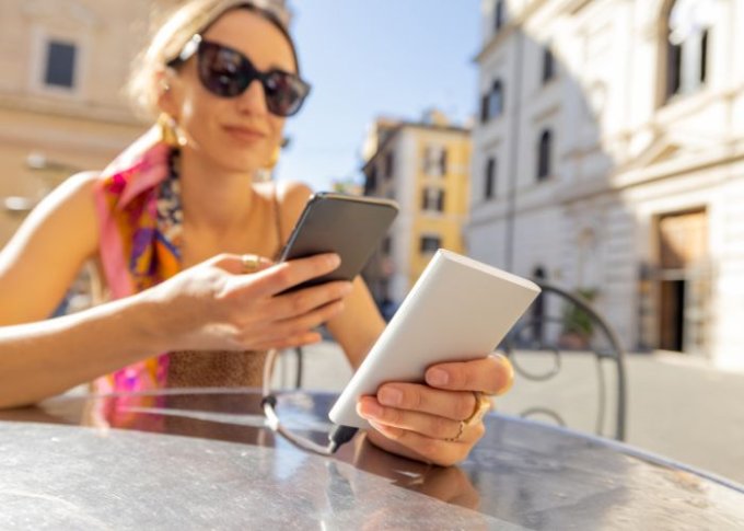 Kobieta używa powerbanku 5000 mAh podczas przerwy na lunch
